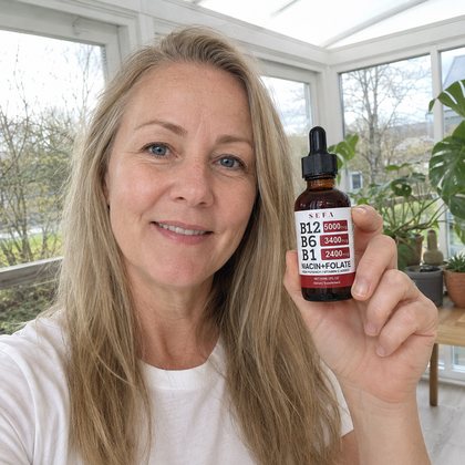 Icelandic customer holding SEFA B-Complex Drops